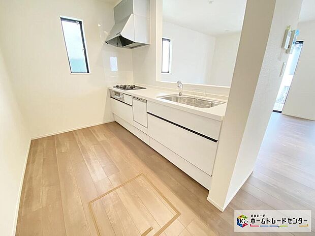 【キッチン】日々のお料理のしやすさはもちろん、お子様と一緒に並んで料理も楽しめちゃう広々キッチン♪ご飯のおいしい香りにひかれて家族との会話も弾みます！！