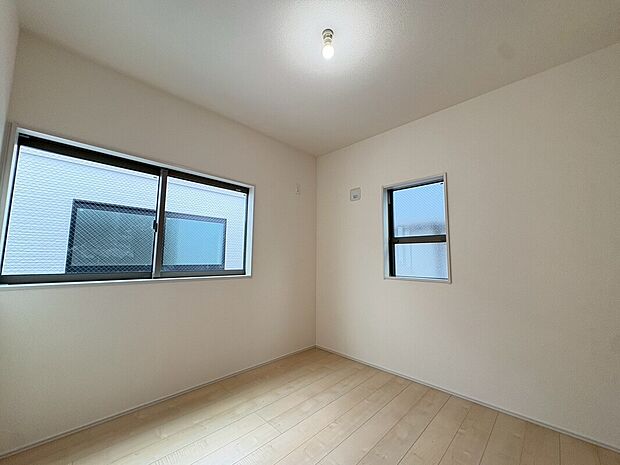 【リビング以外の居室】【2号棟】2面採光の明るい洋室。収納も完備しているので、お部屋はスッキリ快適なプライベート空間になります♪
