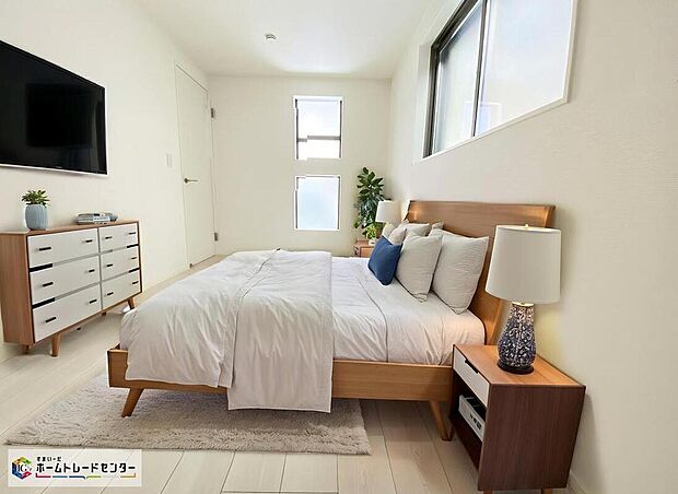 【≪Room≫】明るめのフローリングですので、壁紙ともマッチし、お部屋を更に広く見せてくれる効果も。
※家具をCGで加工しており、家具付き販売ではございません。