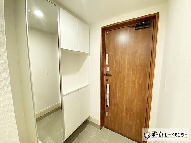 【≪Entrance≫】コの字型の玄関収納を採用。多くの靴を収納できる上、飾り棚を利用して、お越しいただくお客様をおもてなしできます。