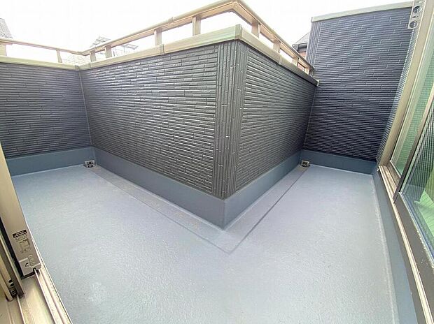 【収納】南側に設置されたバルコニー。心地よい春の陽射しや暖かな風を楽しむことが出来ます。晴れた日にはたっぷりの洗濯物や布団を干せます！