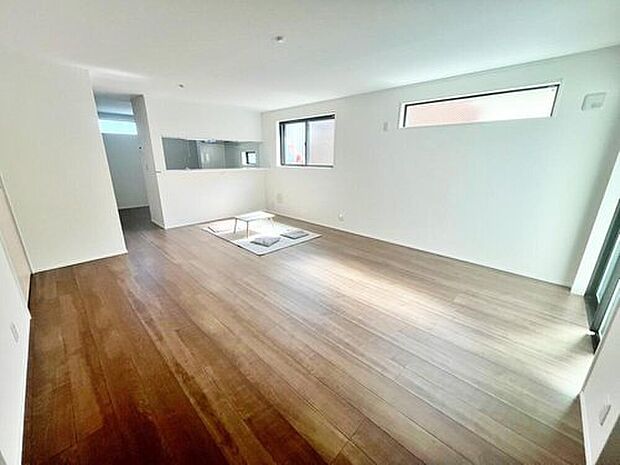 【≪Living room≫】ホームパーティに招きたくなる自慢の広々LDK。伸びやかな子育てや、にぎやかなふれあいの日々を存分に楽しんでください。※応接セットは販売対象外です