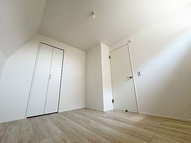 【リビング以外の居室】ご家族のプライベート時間も快適なゆとりの住空間。