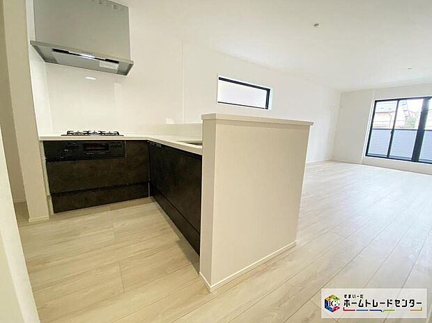 【キッチン】開放的で機能的なL字型のカウンターキッチン!
動線が短く、手早く作業できるL型キッチン。コーナーにスパイスを置いて。