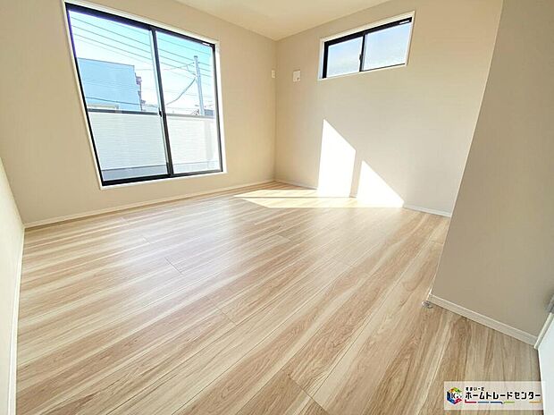 【リビング以外の居室】木目調の温かみのあるフローリングですので、壁紙ともマッチしますね!
開放的なバルコニー直結のお部屋はお日様の光をたっぷり取り込んで目覚めのいい朝を迎えられること間違いなし♪