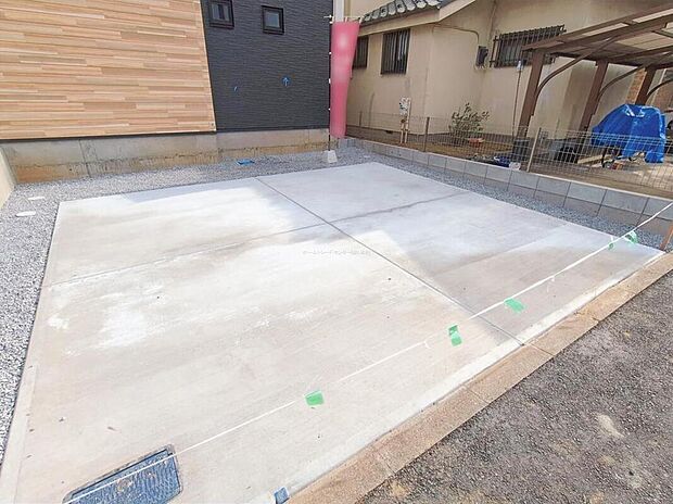 【駐車場】嬉しいコンクリート仕上げのカースペース。雨の日も足元を気にせず外出できます。自転車、バイク置き場にも最適なスペース。