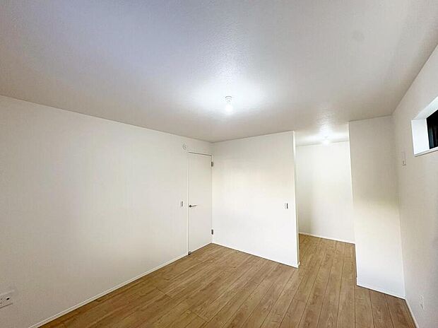【リビング以外の居室】1階と3階の両方にお部屋があるので1階を客室や物置として使ったり、家族で居住スペースを分けるなど、ライフスタイルに合わせて使い分けていただけます。