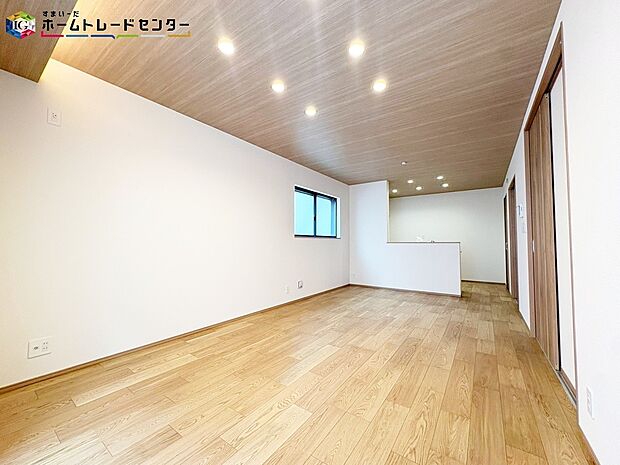 【リビング【A号棟】】採光良好なリビングはご家族の憩いの空間。居心地の良い快適な暮らしが実現します!