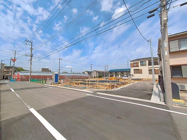 【前面道路含む現地写真】≪見学予約ができます！≫
前面道路は広々7m！お車の駐車も安心ですね！