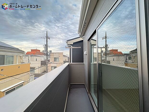 【【2号棟】バルコニー】晴れた日にはたっぷりのお洗濯ものを干すことができるバルコニー。外の空気を吸って、気分もリフレッシュできそうな開放感がありますね。