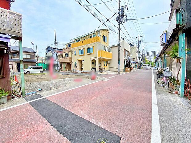 【前面道路含む現地写真】防犯カメラ搭載で、不審者の侵入や空き巣、駐車場における車上荒らしなどの犯罪も抑えられます。