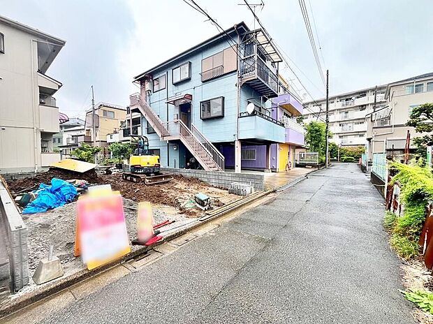 【前面道路含む現地写真】周辺は閑静な住宅街となっており、落ち着いた暮らしを実現できる住環境です。