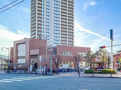 西友竹の塚店 600m(徒歩8分)