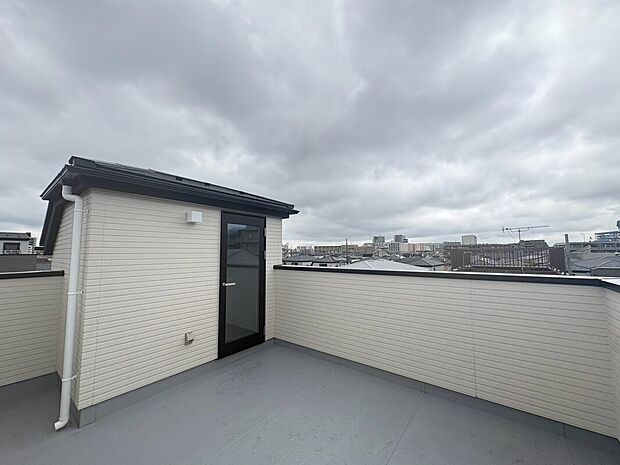 【【ルーフバルコニー】】開放感のあるルーフバルコニー。周囲の街並みを見渡しながら、空の広がりを身近に感じられるスペースです。