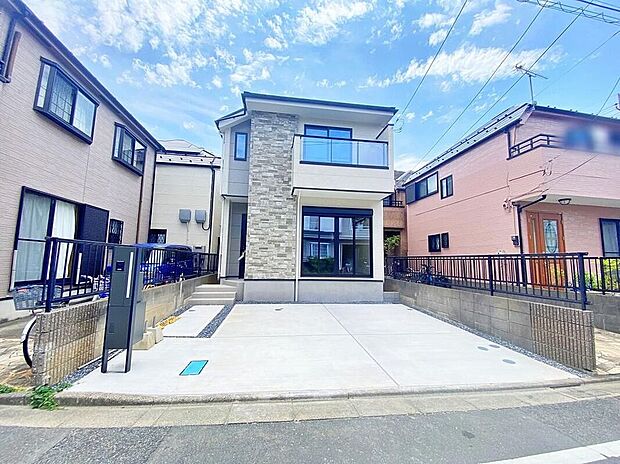 【現地外観写真】小学校徒歩7分、中学校徒歩4分、保育園徒歩9分。スーパー徒歩9分、コンビニ徒歩3分と住環境がバランスよく整う便利なエリアです。現地(2026年7月)撮影