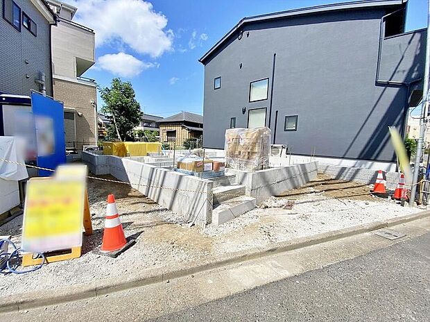 【現地外観写真】現地(2026年8月)撮影
基礎工事中の敷地写真。南側約6m公道に面し、駐車2台可能、土地面積102.84m2です。