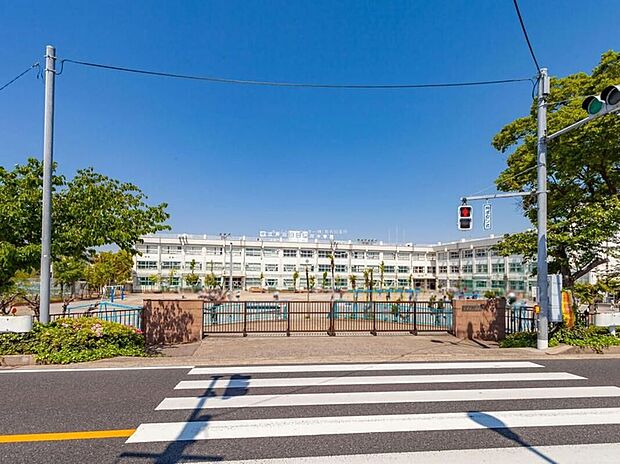 江戸川区立江戸川小学校(約640m)