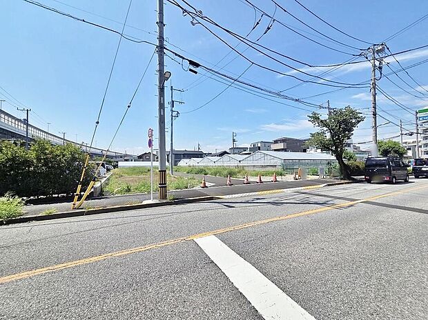 【前面道路含む現地写真】現地（2026年8月）撮影
道路に面した分譲地の現地写真。アスファルトの前面道路に接道。土地面積93.04～105.72m2、駐車1台想定、瑞江駅徒歩10分。
