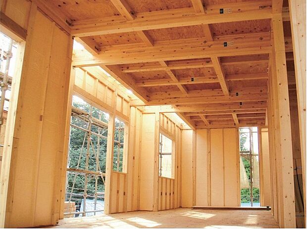 【水に強い成形型断熱材「ポリスチレンフォーム」】屋外からの湿気の影響を受けやすい外壁と１階床に”水に強い成形型断熱材”ポリスチレンフォームを採用。壁パネルに45ｍｍ厚、床に60ｍｍ厚を使用することにより断熱材の隙間を解消し、断熱性能、気密性能を高めます。