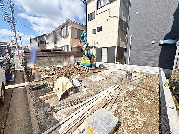 【現地外観写真】現地（2026年10月）撮影
重機と資材が置かれた着工中の敷地写真です。南側7m公道に面する整形地（66.07m2）、駐車1台分を予定。