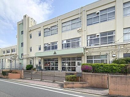 江戸川区立春江中学校 950m (徒歩12分)