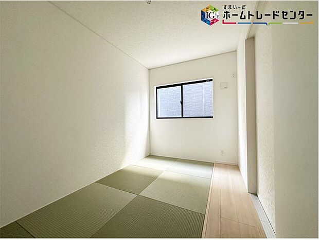 ≪Room≫
ホッと足を伸ばして寛げる和室をご用意。お子様の目の届く遊び場としても重宝します。