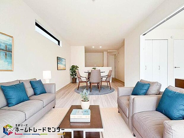 家族みんなが揃う場所だからこそ一番に陽当たりを考慮し明るくゆったりとくつろげる場所として設計しております。※こちらはCGで画像生成したイメージ画像になります。家具などは付いておりません。