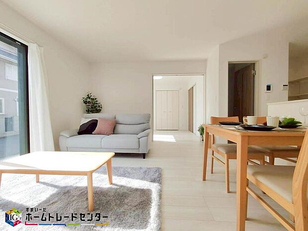 家族みんなが揃う場所だからこそ一番に陽当たりを考慮し明るくゆったりとくつろげる場所として設計しております。大切なお客様を迎えるリビングはいつも綺麗に保てるように♪収納もたくさんご用意しております♪