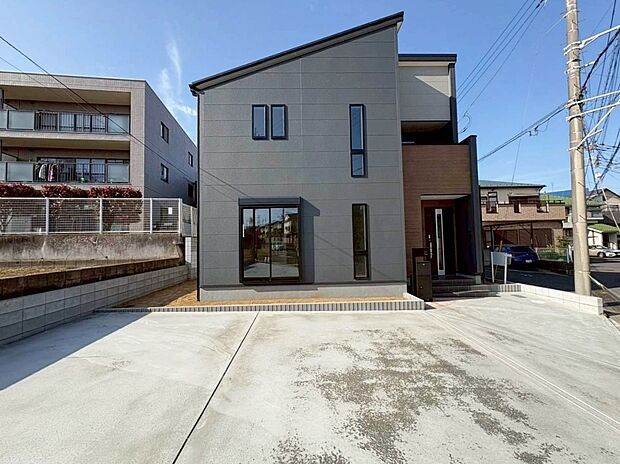 南東に開けた、開放感あふれる好立地♪スーパー徒歩7分、小学校徒歩6分で子育てにもぴったりです◎