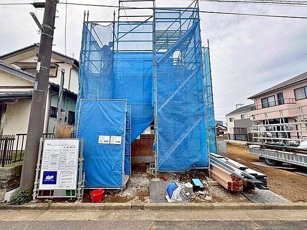 第一種低層住居専用地域の良好な住環境が保たれたエリア。低層の一戸建てを中心とした街並みが整然と続き、周辺は高い建物が建っていないので、採光や開放性に恵まれ、空が広く緑の多い閑静な趣を感じる環境です。