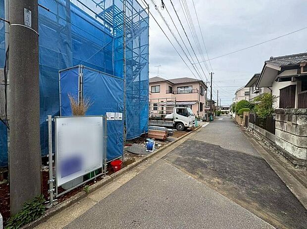 閑静な住宅地で子育て家族にピッタリ。毎日のお散歩も快適な緑に恵まれたエリアで、自然に包まれた穏やかな暮らしを実現するための、ゆとりある住環境が整っています。緑の潤いを感じながらホッと生活できそう。