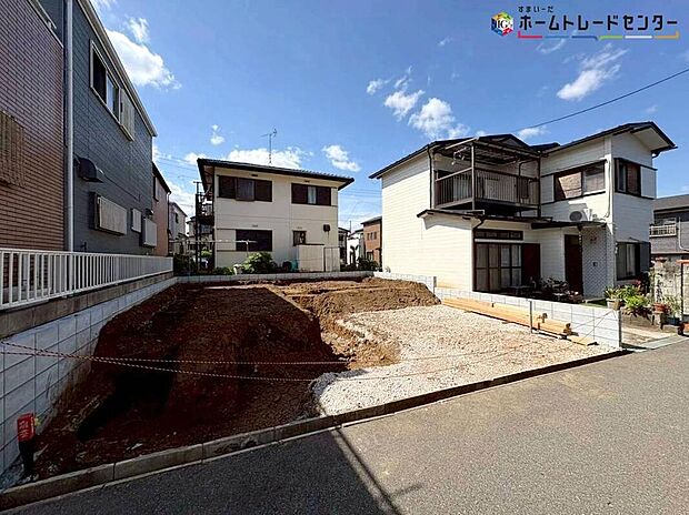 第一種低層住居専用地域の良好な住環境が保たれたエリア。低層の一戸建てを中心とした街並みが整然と続き、周辺は高い建物が建っていないので、採光や開放性に恵まれ、空が広く緑の多い閑静な趣を感じる環境です。