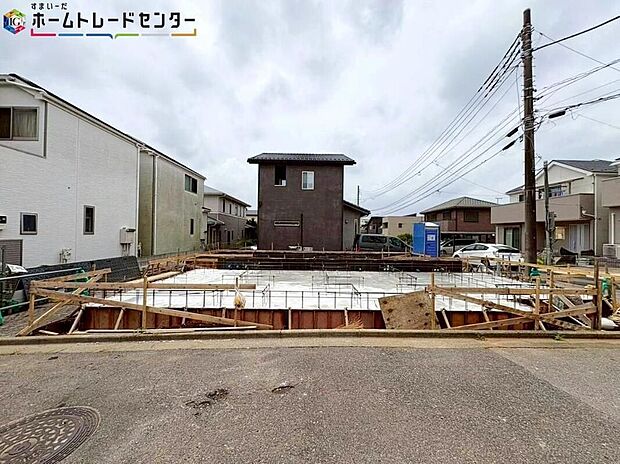 ※建築工事中(2026年7月現在)
良好な住環境が守られてきたこの街に、新築戸建てが誕生します。穏やかな空気の流れる落ち着いた住環境です。ぜひ現地で実際の環境・陽当たりをご確認ください。