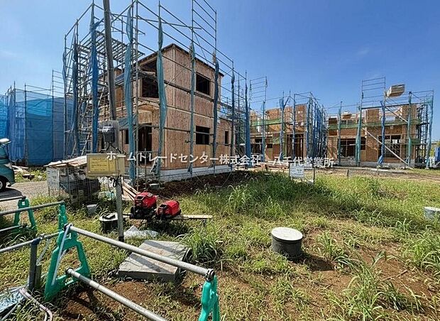 閑静な街並みに調和する、全12棟の新築分譲地です。緑を身近に感じる落ち着いたエリアで、敷地50坪超のゆとりや前面道路の広さ、駐車スペースの使い方まで現地で確認できます。
【現地2026年9月撮影】