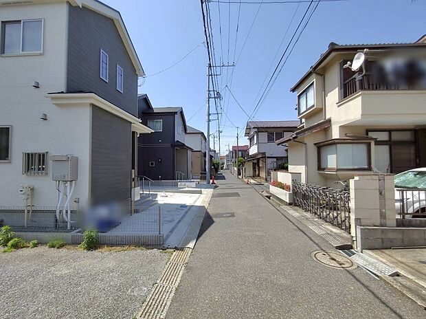 【前面道路含む現地写真】耐震性能に自信のある『飯田グループの家』！お客様を守る大切な住宅だからこそ、第3者の検査を受けて安心して住んでいただける住宅を建てております。その頑丈さを、ぜひ現地にてご体感くださいませ。