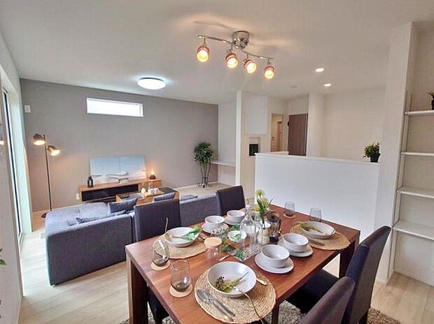 【リビング】【1号棟】
家族みんなが揃う場所だからこそ一番に陽当たりを考慮し明るくゆったりとくつろげる場所として設計しております。