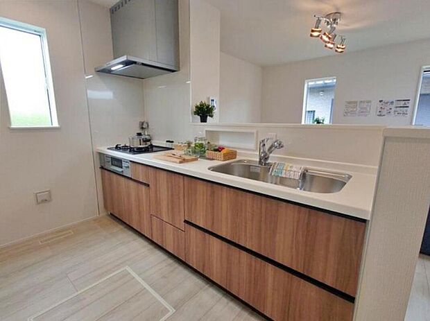 【キッチン】【1号棟】
キッチンで作ったお料理もカウンター越しで受け渡しが可能なので、ママの家事の負担も軽減されますね♪キッチンとダイニングが1つの空間のようになりますので、部屋が広々とした感じを受けます。