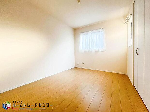 【リビング以外の居室】ダブルベッドのサイズのベッドを配置しても十分な広さを確保できる寝室です♪住んでから後悔しないために、そして何よりゆっくりと安眠できるよう、居心地がよく快適に過ごせる寝室の空間づくりにこだわりましょう。