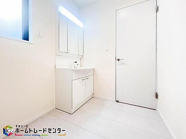 【洗面台・洗面所】家族全員が一番使用する洗面所はお掃除もしやすく使い勝手も抜群。歯ブラシ・ドライヤー・洗面道具・髭剃り・メイク道具など全て収納可能な収納スペースを確保♪二人並んでも十分なほどのスペースも魅力ですね♪