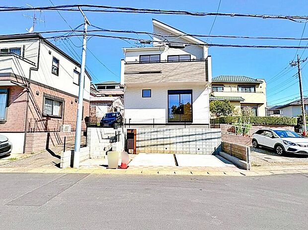 【現地外観写真】美しい緑と良好な住環境が守られてきたこの街に、新築戸建てが誕生いたしました。穏やかな空気の流れる落ち着いた住環境です。ぜひ、現地へ足をお運びいただき実際の環境・陽当たりをご確認下さいませ♪