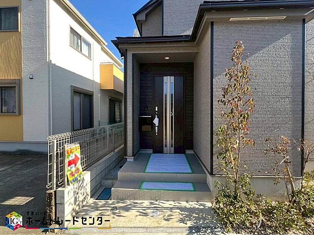 【玄関】玄関アプローチにはお洒落な階段を採用。玄関までの導線が明確になる他、お子様の急な飛び出し、水害にも強いメリットがあります♪ワンランク上のオシャレを兼ねそろえた玄関でお客様をお出迎えできます♪