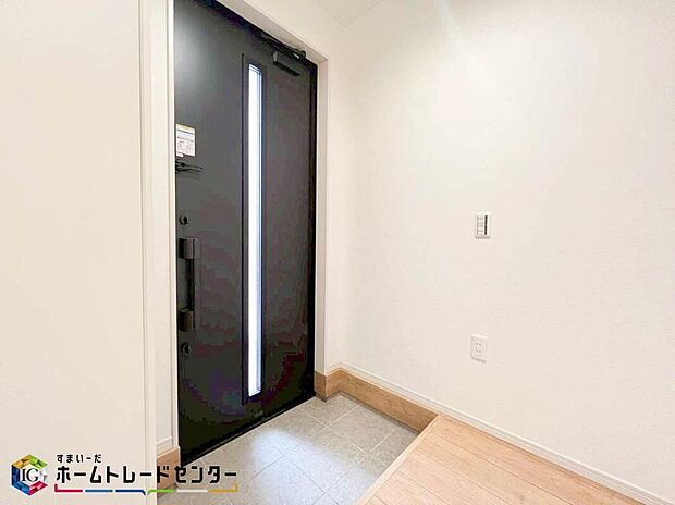 【玄関】家の第一印象は玄関で決まるくらい重要な場所。玄関は家の顔といわれますが我が家のセンスをさりげなく感じさせる魅力ある玄関造りも楽しみの一つ。帰宅する度に家族がほっとできる心地よい空間造りも大切ですね♪