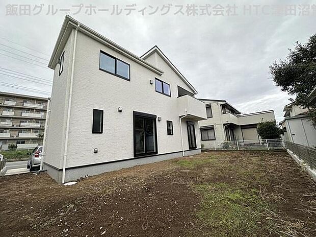 【現地外観写真】美しい緑と良好な住環境が守られてきたこの街に、新築戸建てが誕生致しました。穏やかな空気の流れる落ち着いた住環境です。ぜひ、現地へ足をお運びいただき実際の環境・陽当たりをご確認下さいませ♪