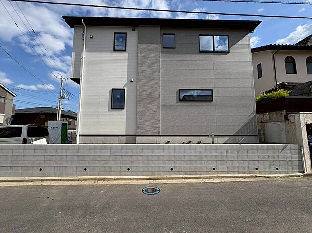 【現地外観写真】閑静な住宅地で子育て家族にピッタリ。毎日のお散歩も快適な緑に恵まれたエリアで、自然に包まれた穏やかな暮らしを実現するための、ゆとりある住環境が整っています。緑の潤いを感じながらホッと生活できそう。