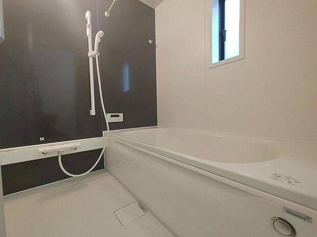 【浴室】お子様と一緒に入ってもゆったり寛げる1坪タイプのシステムバス。水をはじくのが早く乾きやすくカビの発生を防ぐドライ床&標準仕様簡単ヘアキャッチャーも付いていますので一番最初に味わう【綺麗】を長く保てます