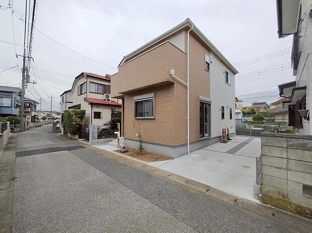 【現地外観写真】一戸建ての大きなメリットは、「自分の土地」を自由に使えること。好きなペットが飼えるほか、ガーデニングやDIY、車やバイクの手入れなど様々な趣味を楽しめます♪