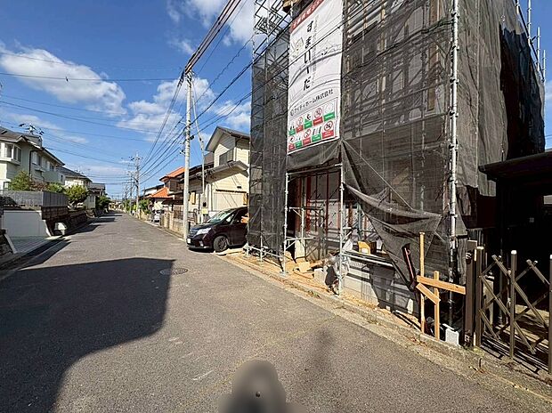 【現地外観写真】閑静な住宅地で子育て家族にピッタリ。毎日のお散歩も快適な緑に恵まれたエリアで、自然に包まれた穏やかな暮らしを実現するための、ゆとりある住環境が整っています。緑の潤いを感じながらホッと生活できそう。