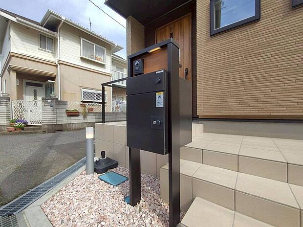 【玄関】家の第一印象は玄関で決まるくらい重要な場所。玄関は家の顔といわれますが我が家のセンスをさりげなく感じさせる魅力ある玄関造りも楽しみの一つ。帰宅する度に家族がほっとできる心地よい空間造りも大切ですね♪