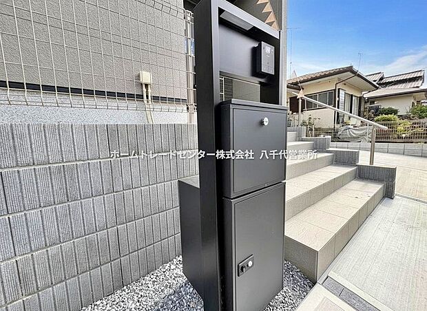 【玄関】お洒落でスタイリッシュな玄関ポスト♪防犯面でも安心できるTVモニターインターフォン付です♪