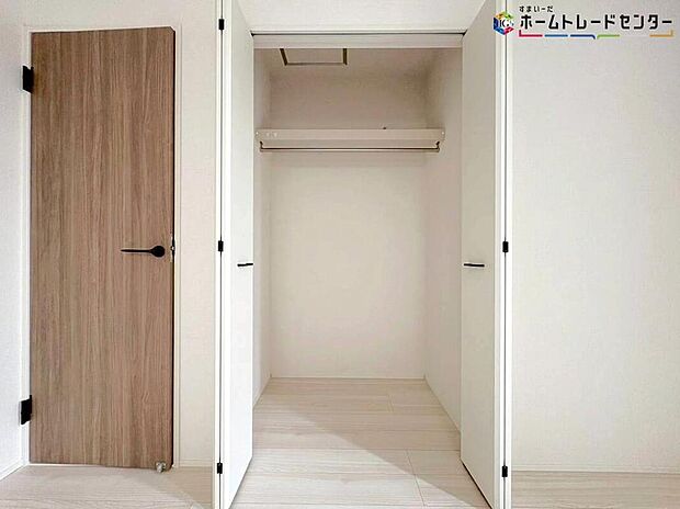 【収納】居住空間の広さを保ちつつ程よい広さがある収納スペース。季節ごとの家電や思い出のアルバム、カバン類などを収納出来る棚もあります。衣替えも楽にできるのでお部屋の中をすっきりと片付けられますね♪